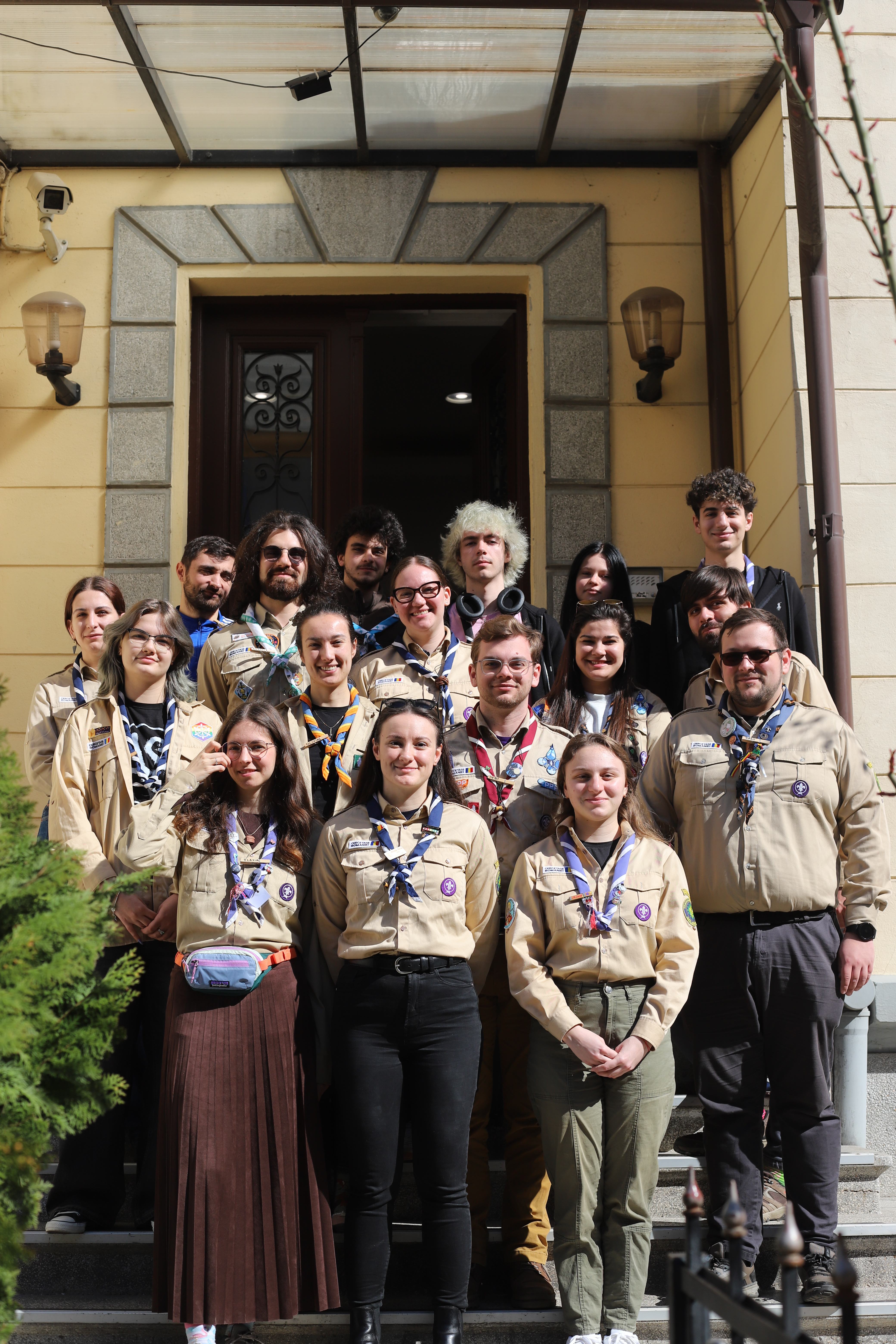 Cercetași în uniformă pe scări la Scout Edu Hub, finalizare curs Busola Nord